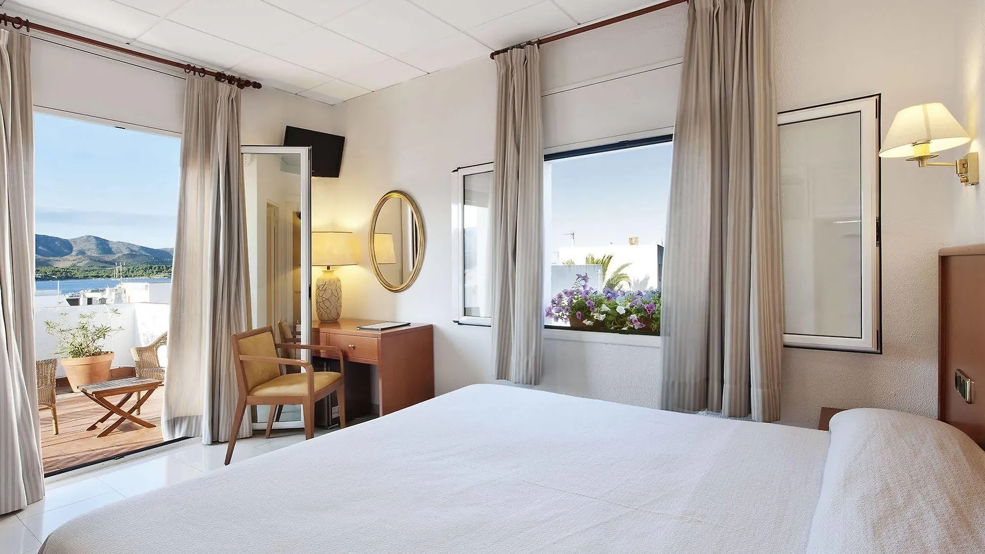 La Goleta Hotel Llanca
