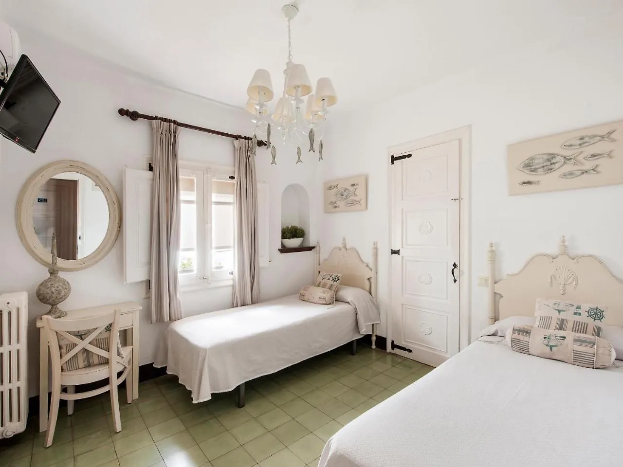 La Goleta Hotel Llanca 2*,